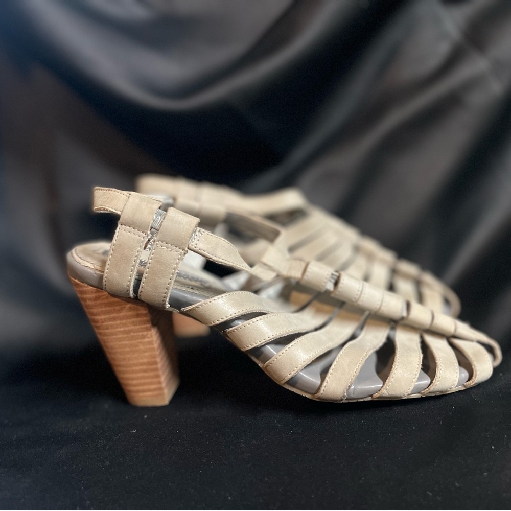 Grey banana republic heals